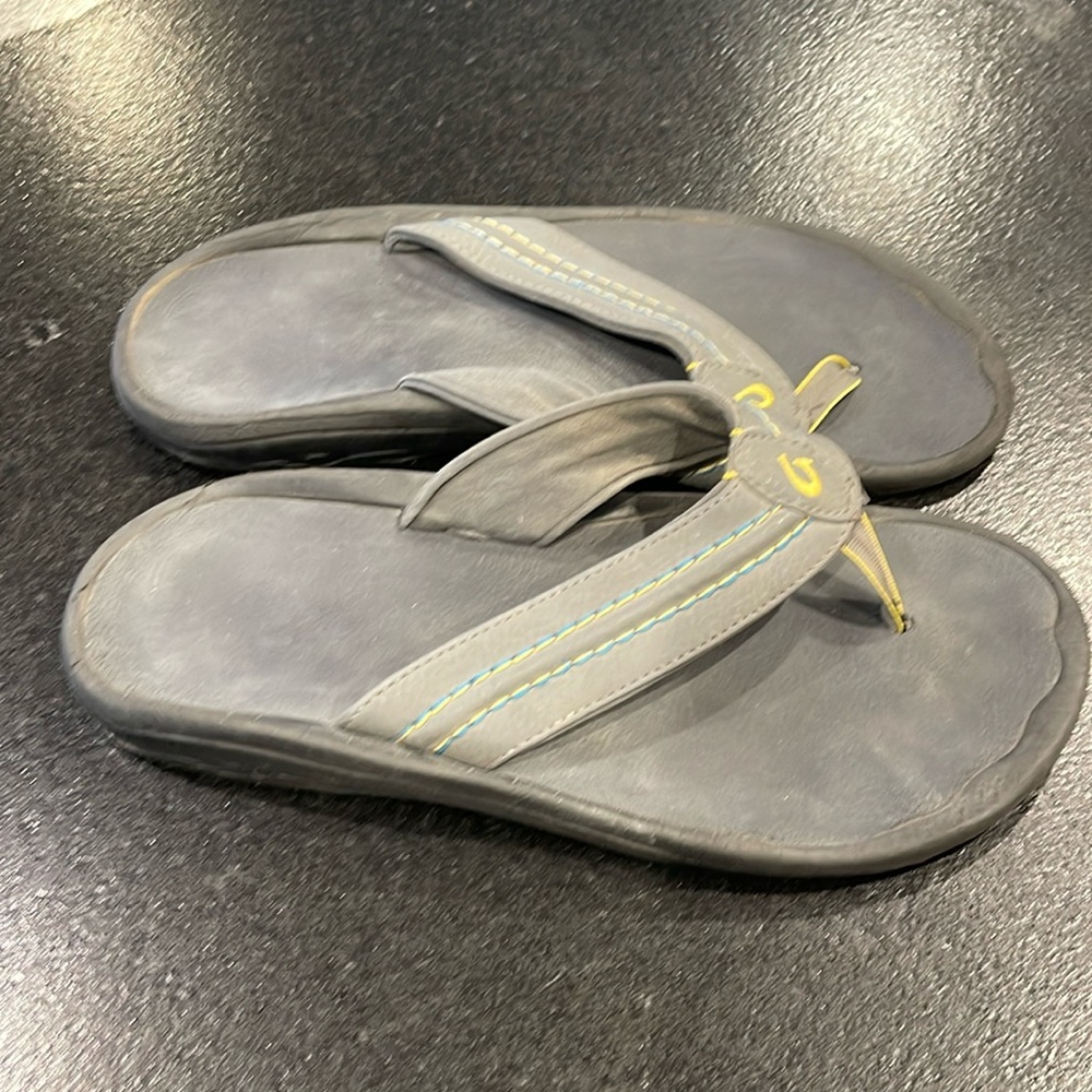 Olukai men’s  black and grey flip flops